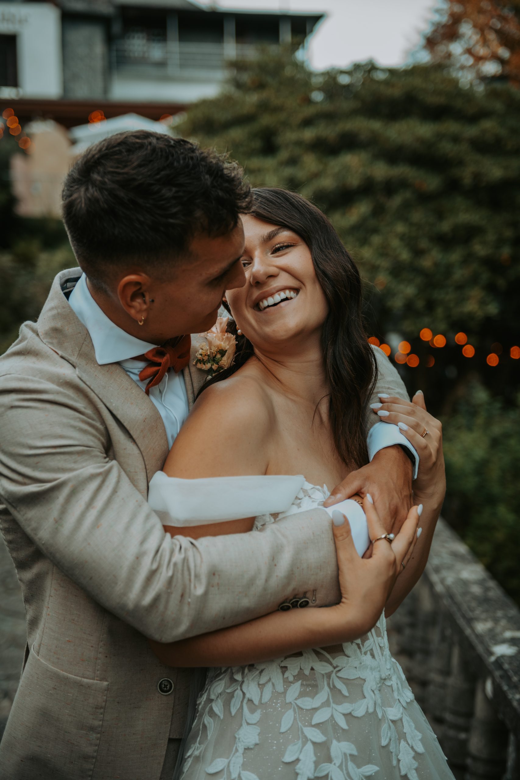 Brautpaar lacht sich an, aufgenommen von Hochzeitsfotograf Koblenz im Grünen