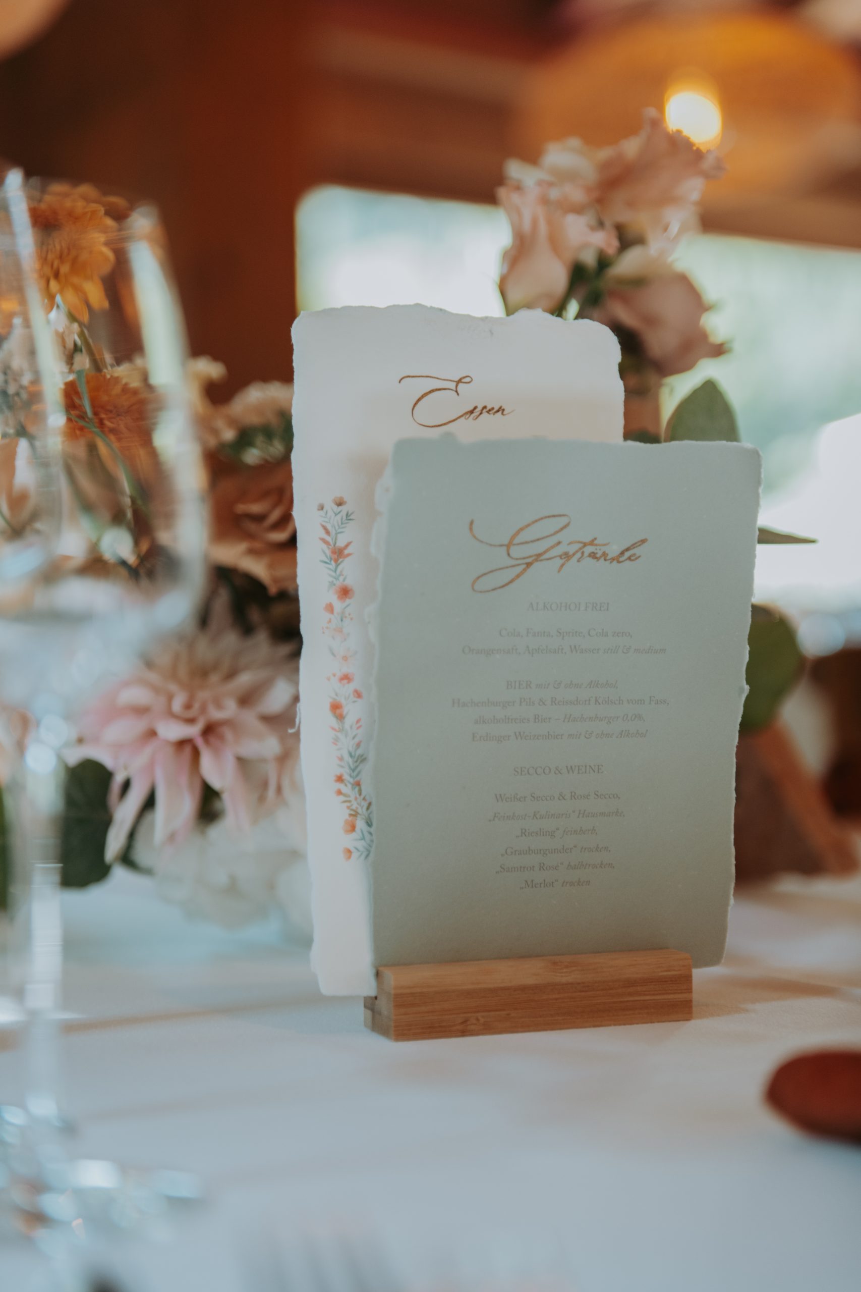 Tischdekoration auf einer Hochzeit mit Menü- und Getränkekarten
